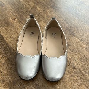 Gap kids metallic silver ballet flats